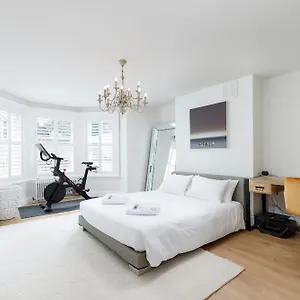 Spacious 2 Bedroom With Beautiful Garde Apartment
